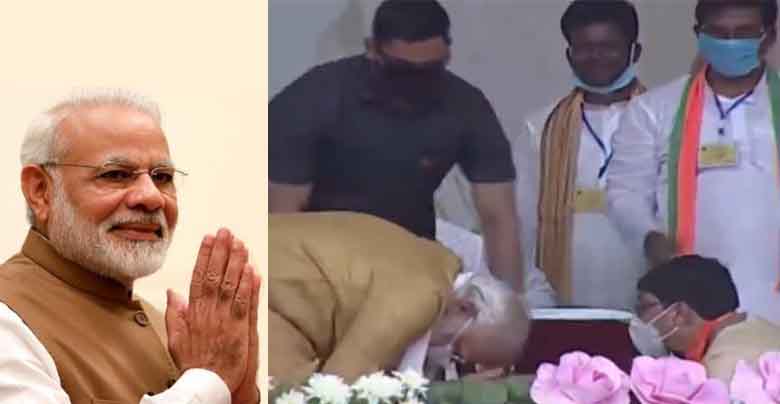 Modi greeted the worker by touching his feet
