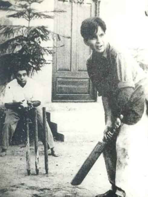 dilip-kumar-playing-cricket