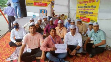 Secretariat-workers-stage-a-sit-in-in-Gardanibagh,-Patna.